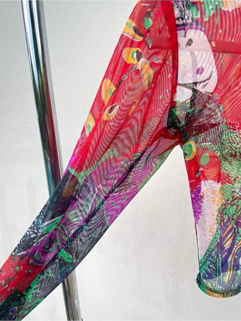 Y2K EURO Red Multicolor Abstract Mesh Top Size Medium - Picture 3 of 4
